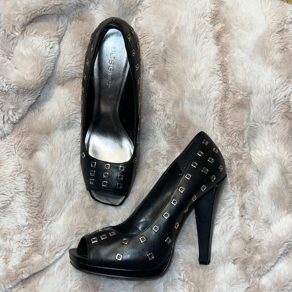 BCBG black square grommet heel